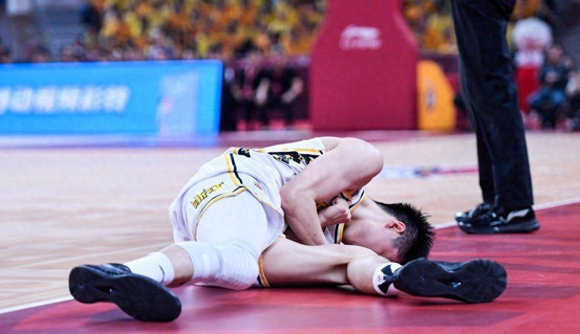 包含法国中锋因伤错过季后赛加快康复计划的词条