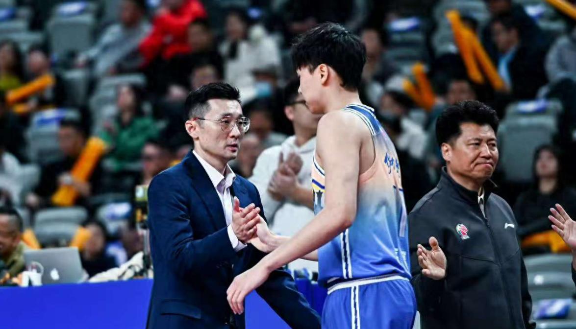 新疆男篮全队备战进入紧张状态，冲刺冠军的简单介绍
