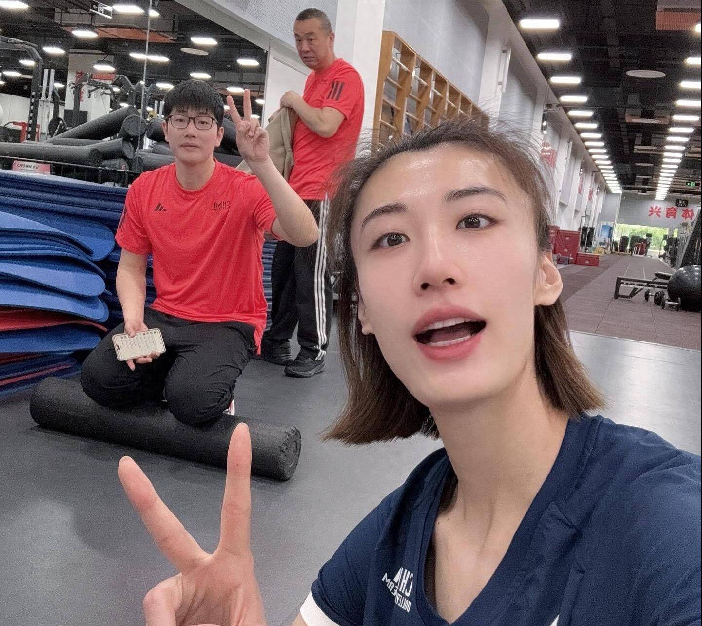 女排队长到达东京，备战奥运会带领全队